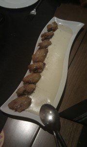 Alitas con crema de patata y cebolla caramelizada
