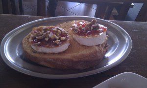 Tosta queso cabra y nueces