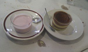 Mousse frambuesa y tarta galleta con chhocolate y flan.