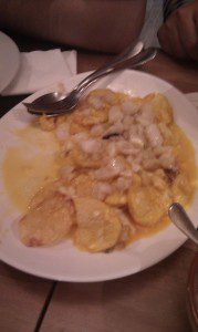 Huevos rotos con bacalao.