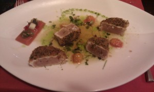 El de Alberto. A Coruña. 7 Bonito a la plancha con costra de pan de albahaca