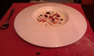 Sopa de chocolate blanco con frutos rojos