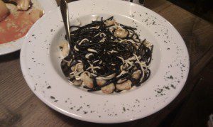 Spaguethis de sepia salteados con gulas y langostinos.