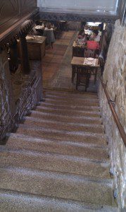 O Dezaseis. Santiago de Compostela. 2 escalera acceso dezaseis