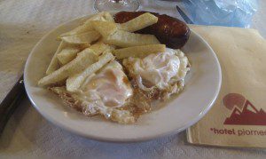 Hotel Piornedo, Ancares. Cervantes. Lugo. 14 huevos fritos con chorizo