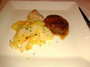 Artabria. A Coruña. 10 Lomo venado con salsa de ciruelas y crema de castañas
